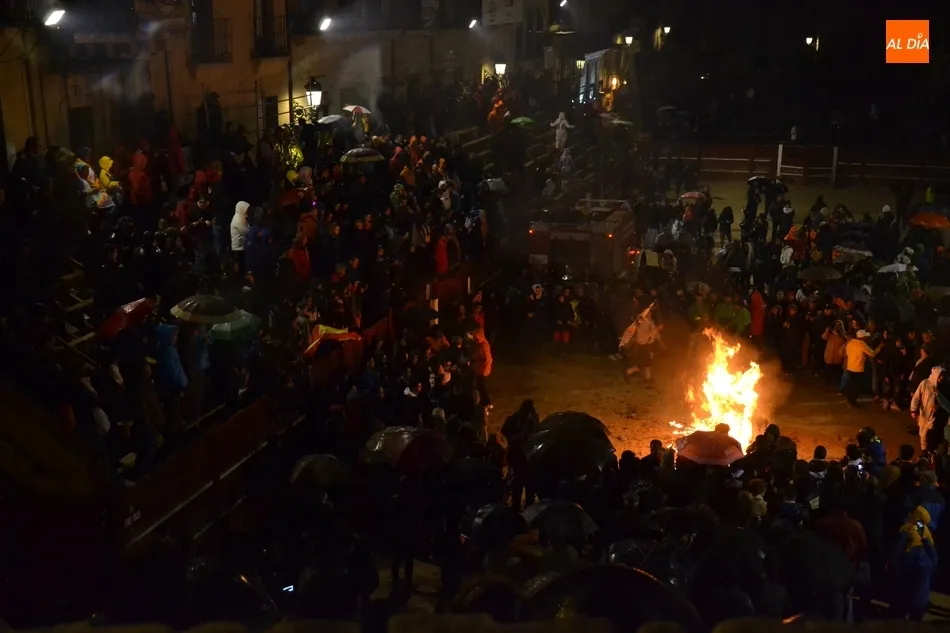 Foto 4 - &Eacute;xito rotundo del estreno del Pasacalles de Cenizos pese a la lluvia  