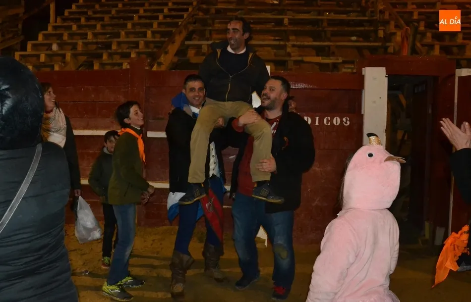 Foto 5 - &Eacute;xito rotundo del estreno del Pasacalles de Cenizos pese a la lluvia  