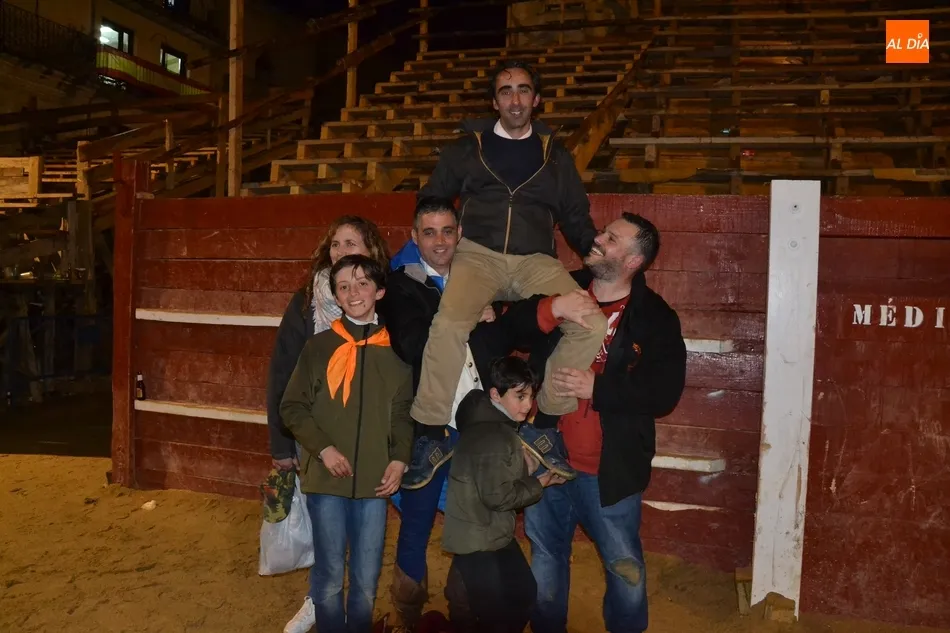 Foto 3 - &Eacute;xito rotundo del estreno del Pasacalles de Cenizos pese a la lluvia  