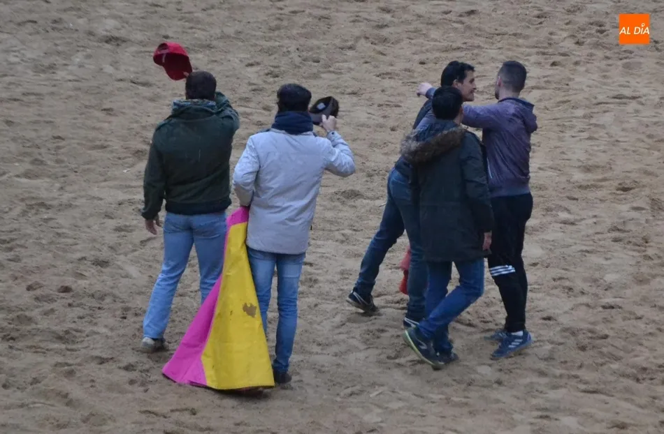 Foto 9 - Recortadores y maletillas cierran el Carnaval escenificando la &lsquo;paz&rsquo; entre ambos colectivos  