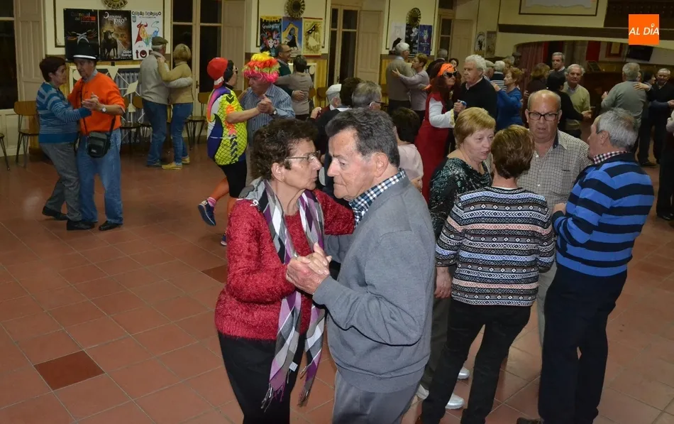 Foto 5 - Los mirobrigenses desaf&iacute;an a la lluvia para terminar de rematar en la calle el Carnaval