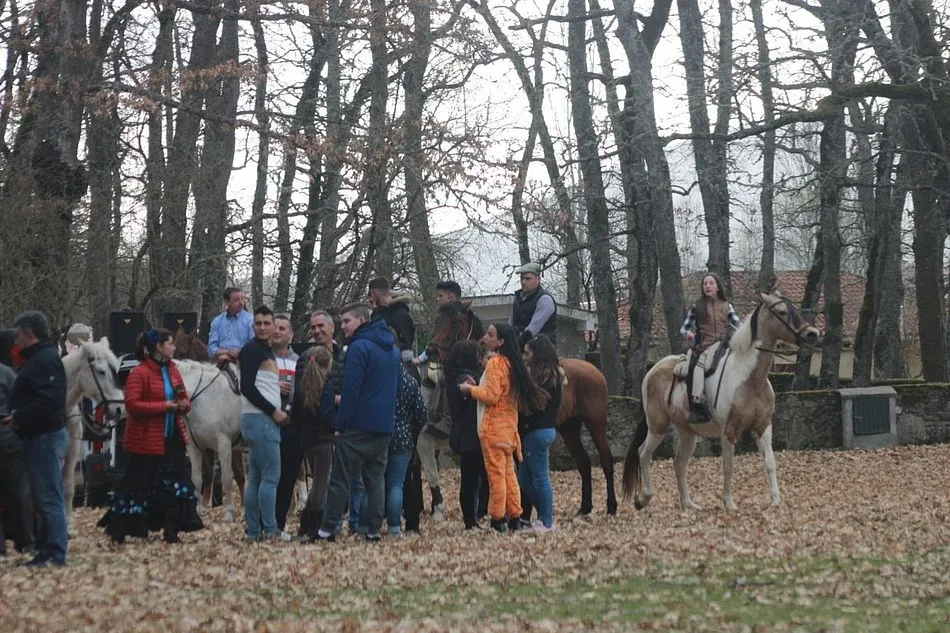 Foto 11 - Los Quintos 2019 de Navasfr&iacute;as corren las cintas  
