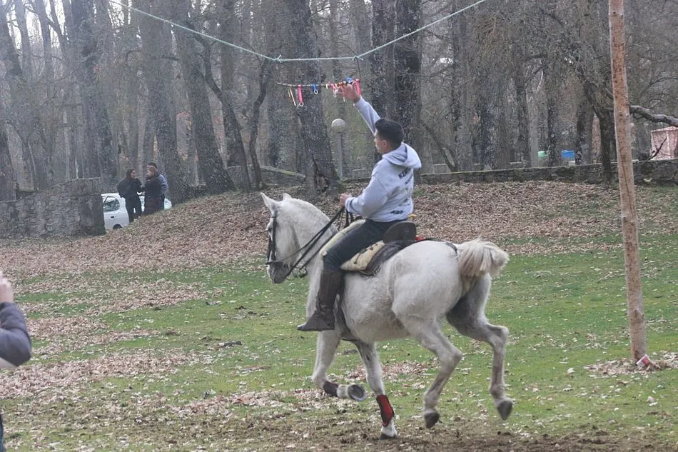Foto 5 - Los Quintos 2019 de Navasfr&iacute;as corren las cintas  