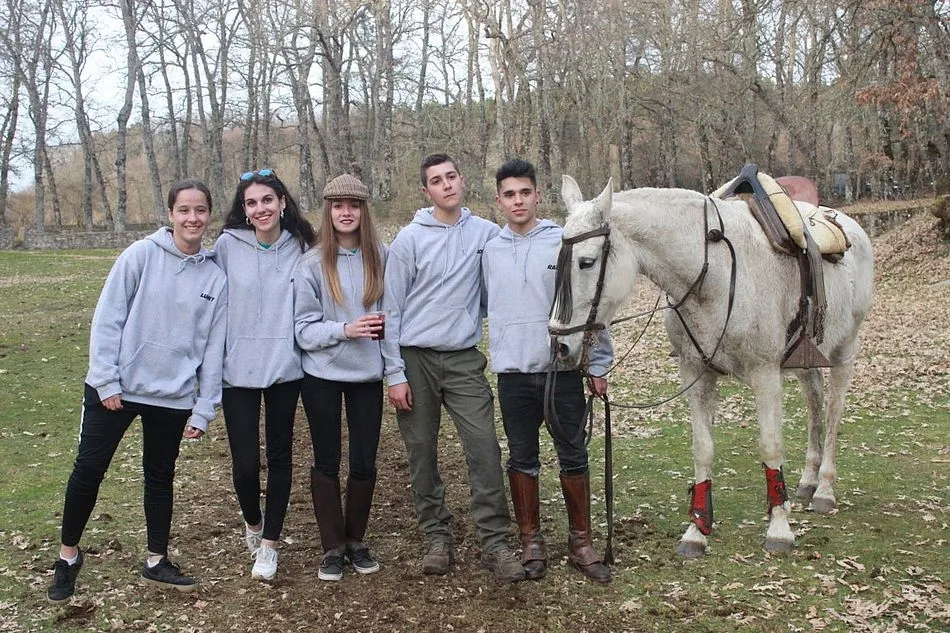 Foto 2 - Los Quintos 2019 de Navasfr&iacute;as corren las cintas  
