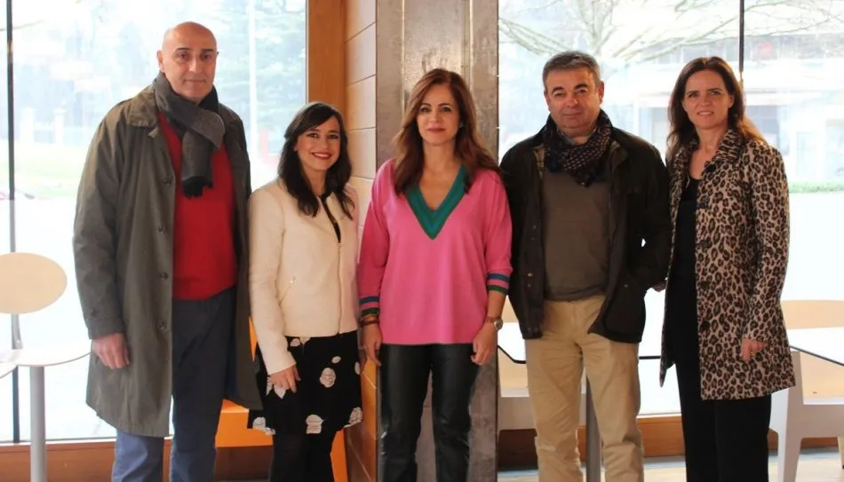 Silvia Clemente, una de las candidatas en estas primarias, en el centro, en un acto en Palencia