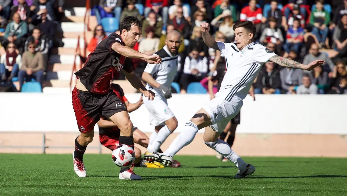 Toño Vázquez intenta arrebatar el balón a un jugador del Unión Adarve / Unión Adarve CF