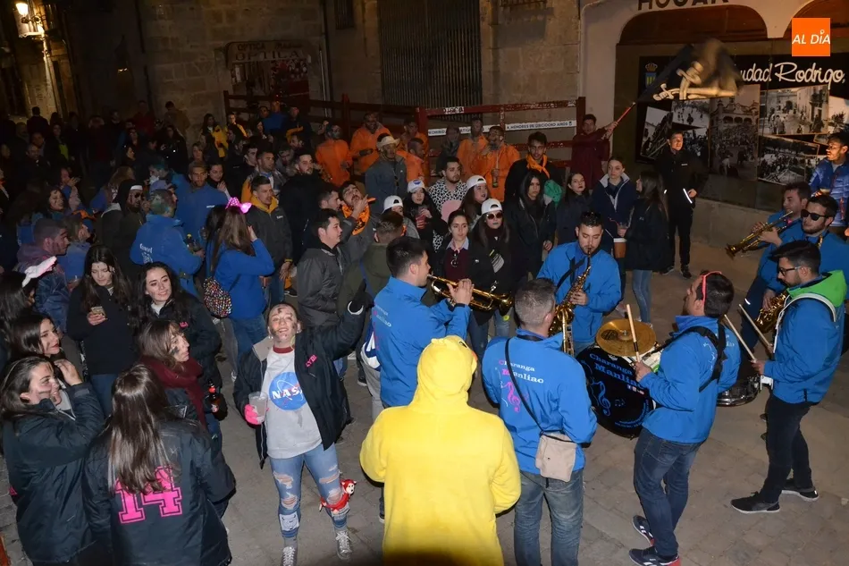 Jóvenes con la Charanga Manliao en la calle Madrid