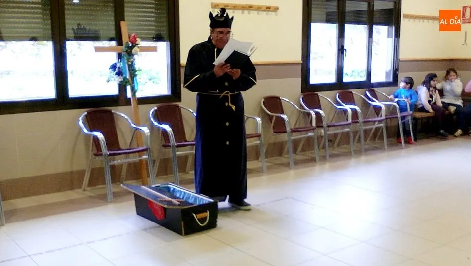 Luis Montes fue el encargado de oficiar la ceremonia para dar sepultura a la sardina, acto que representa el final del Carnaval