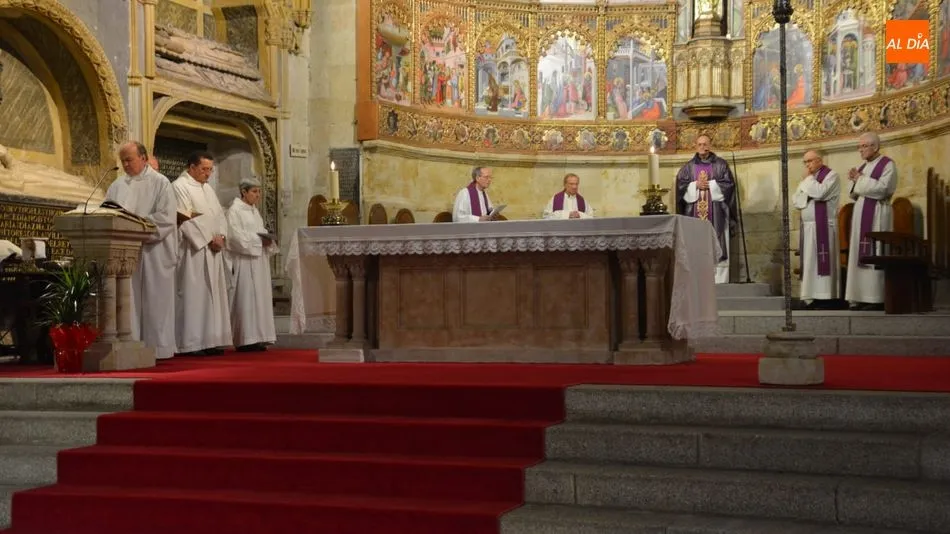 El obispo, Carlos López, ha presidido la misa en la Catedral Vieja. Foto: Lydia González