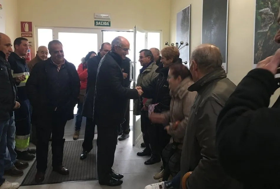 Foto 4 - El presidente de la Diputaci&oacute;n visita el nuevo consultorio m&eacute;dico de Vecinos