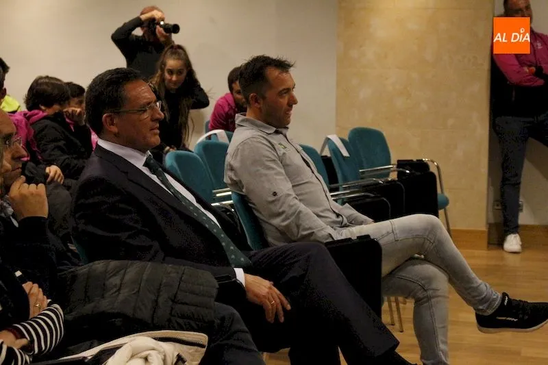 Foto 7 - Javier Guill&eacute;n, &Oacute;scar Pereiro y Heri Frade participan en la conferencia &lsquo;ciclismo profesional y ...