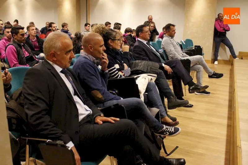 Foto 5 - Javier Guill&eacute;n, &Oacute;scar Pereiro y Heri Frade participan en la conferencia &lsquo;ciclismo profesional y ...