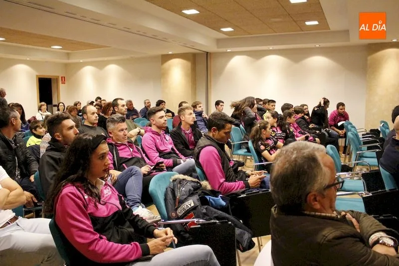 Foto 3 - Javier Guill&eacute;n, &Oacute;scar Pereiro y Heri Frade participan en la conferencia &lsquo;ciclismo profesional y ...