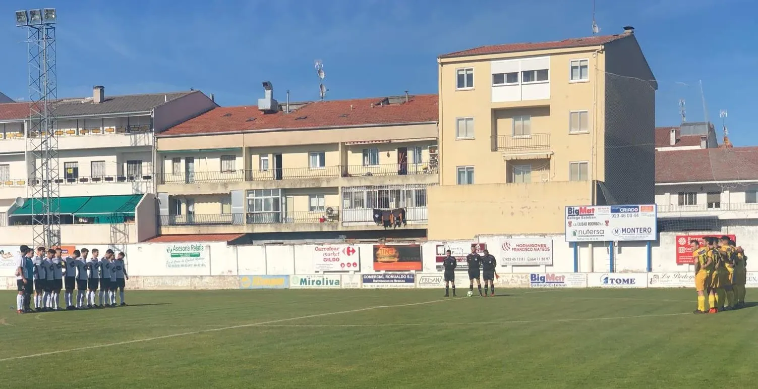 Foto 4 - Sequ&iacute;a de goles en el partido carnavalero del Ciudad Rodrigo, en el que se record&oacute; a Jos&eacute; Pinto  