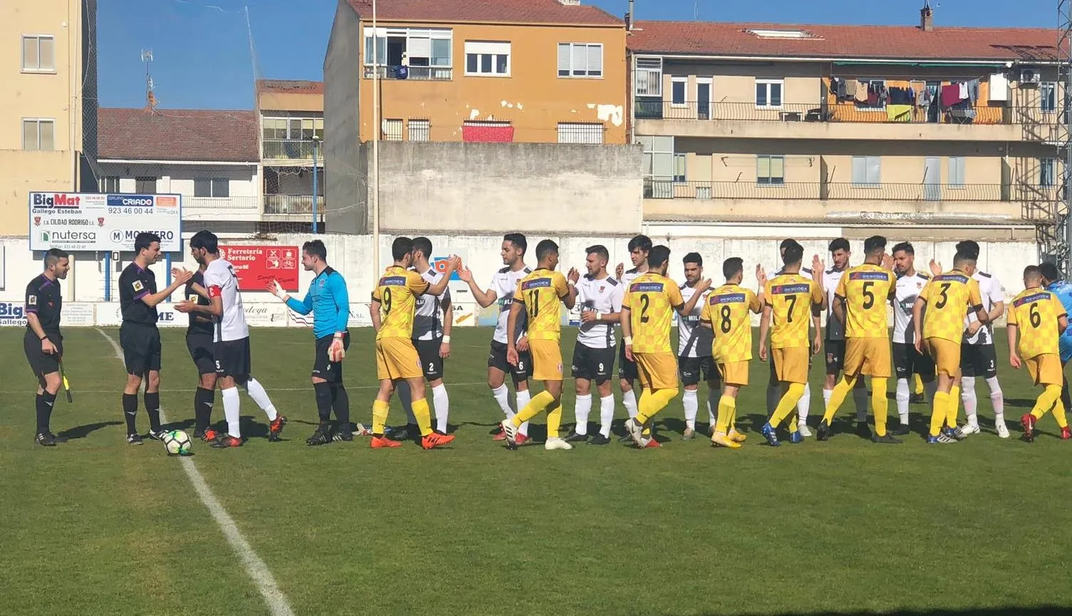 Foto 2 - Sequ&iacute;a de goles en el partido carnavalero del Ciudad Rodrigo, en el que se record&oacute; a Jos&eacute; Pinto  