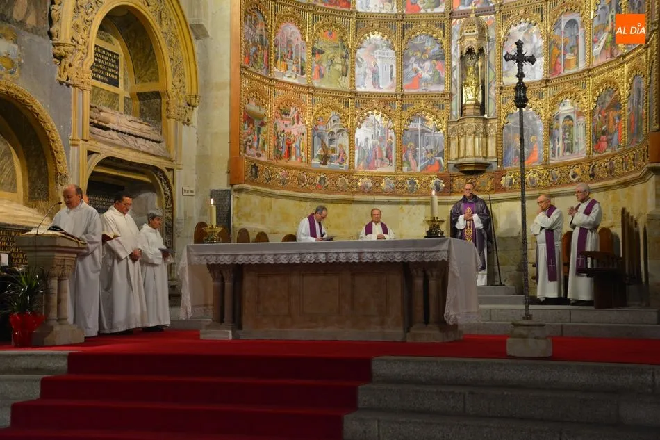 Foto 11 - Los fieles salmantinos participan en la tradicional imposici&oacute;n de la ceniza en la Catedral Vieja