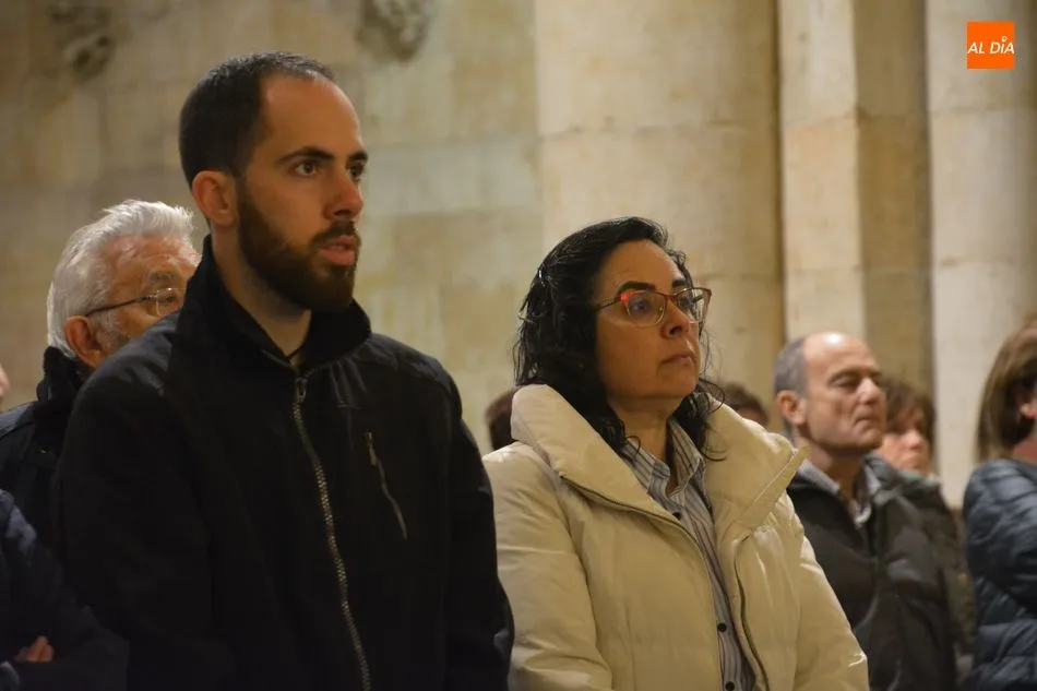 Foto 10 - Los fieles salmantinos participan en la tradicional imposici&oacute;n de la ceniza en la Catedral Vieja