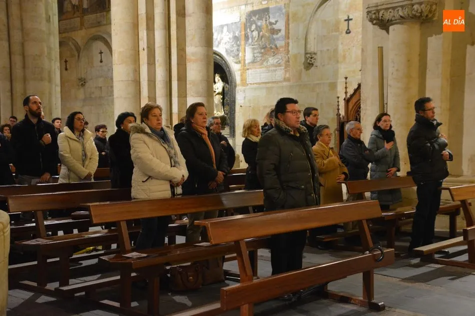 Foto 7 - Los fieles salmantinos participan en la tradicional imposici&oacute;n de la ceniza en la Catedral Vieja