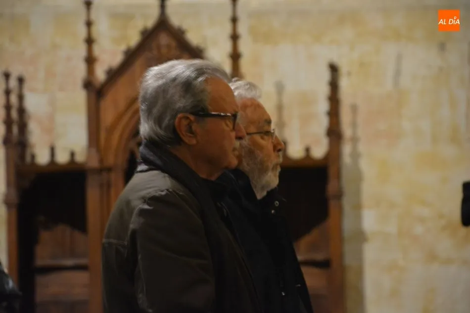 Foto 6 - Los fieles salmantinos participan en la tradicional imposici&oacute;n de la ceniza en la Catedral Vieja