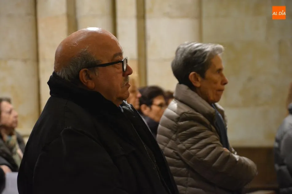 Foto 5 - Los fieles salmantinos participan en la tradicional imposici&oacute;n de la ceniza en la Catedral Vieja