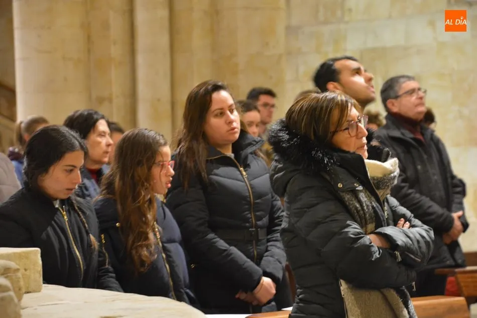 Foto 4 - Los fieles salmantinos participan en la tradicional imposici&oacute;n de la ceniza en la Catedral Vieja
