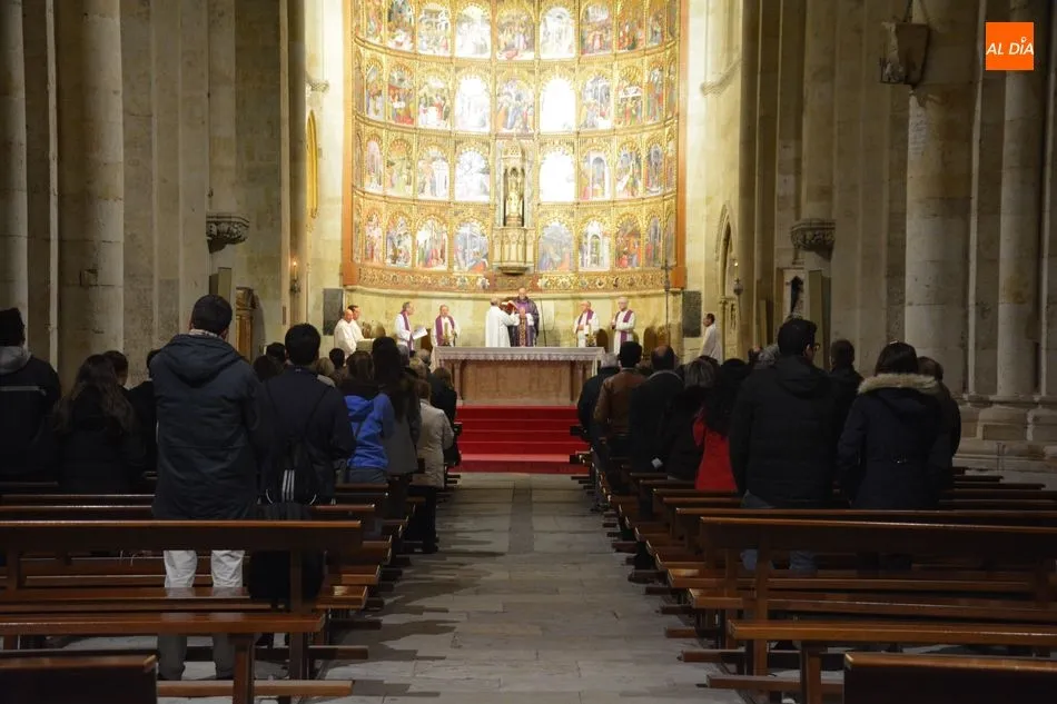 Foto 3 - Los fieles salmantinos participan en la tradicional imposici&oacute;n de la ceniza en la Catedral Vieja