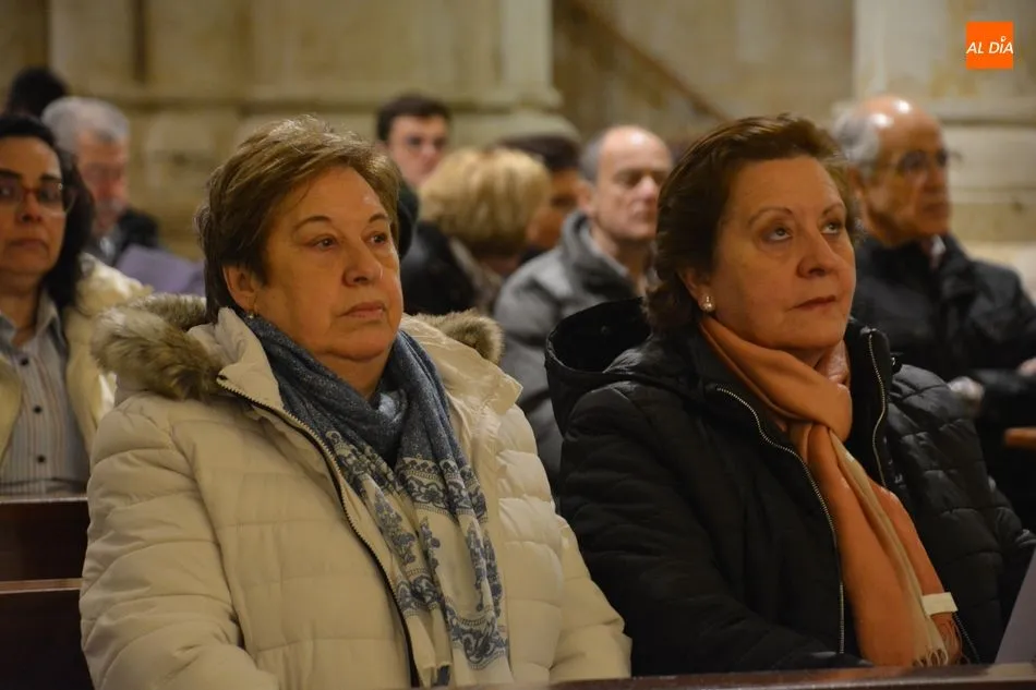 Foto 2 - Los fieles salmantinos participan en la tradicional imposici&oacute;n de la ceniza en la Catedral Vieja
