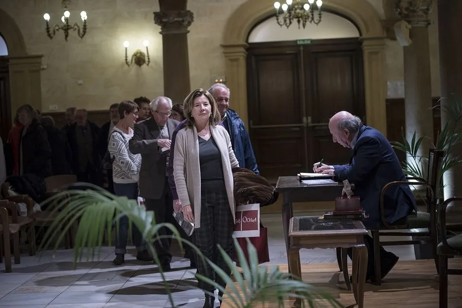 Foto 9 - Peridis en El Casino de Salamanca, novela hist&oacute;rica y trazo rom&aacute;nico  