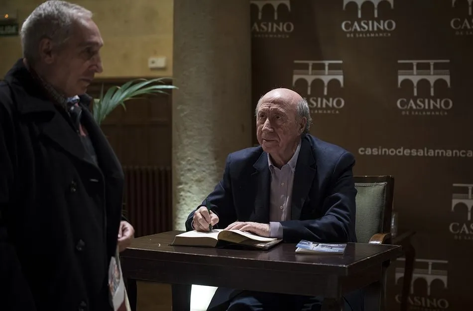 Foto 8 - Peridis en El Casino de Salamanca, novela hist&oacute;rica y trazo rom&aacute;nico  
