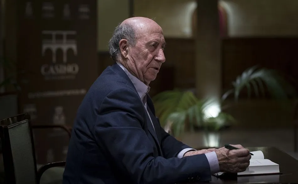 Foto 3 - Peridis en El Casino de Salamanca, novela hist&oacute;rica y trazo rom&aacute;nico  