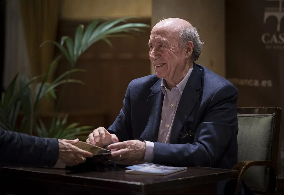 Foto 2 - Peridis en El Casino de Salamanca, novela hist&oacute;rica y trazo rom&aacute;nico  