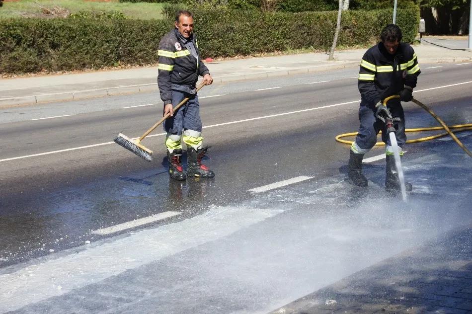 Foto 6 - Los bomberos de Guijuelo limpian un vertido de manteca