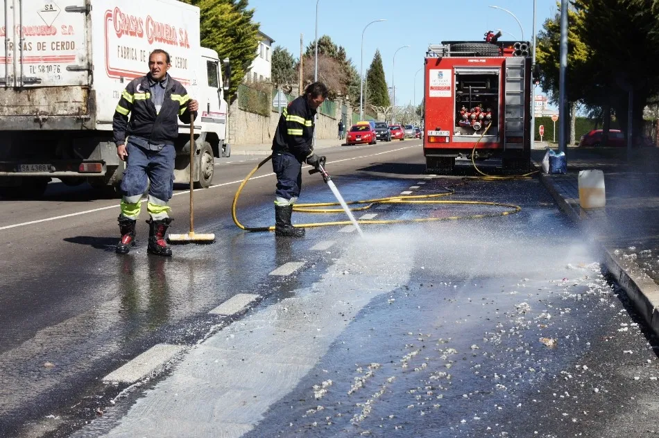 Foto 5 - Los bomberos de Guijuelo limpian un vertido de manteca