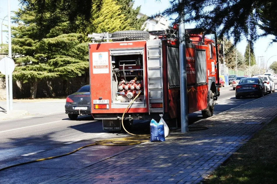 Foto 3 - Los bomberos de Guijuelo limpian un vertido de manteca