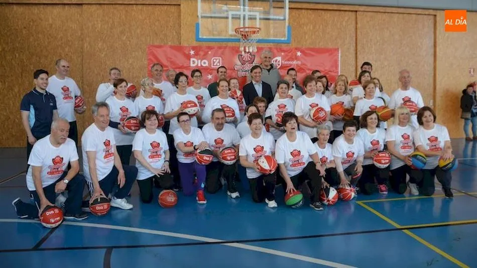 El alcalde, Carlos García Carbayo, y Fernando Romay posan con los participantes en SúperSenior. Foto: Lydia González