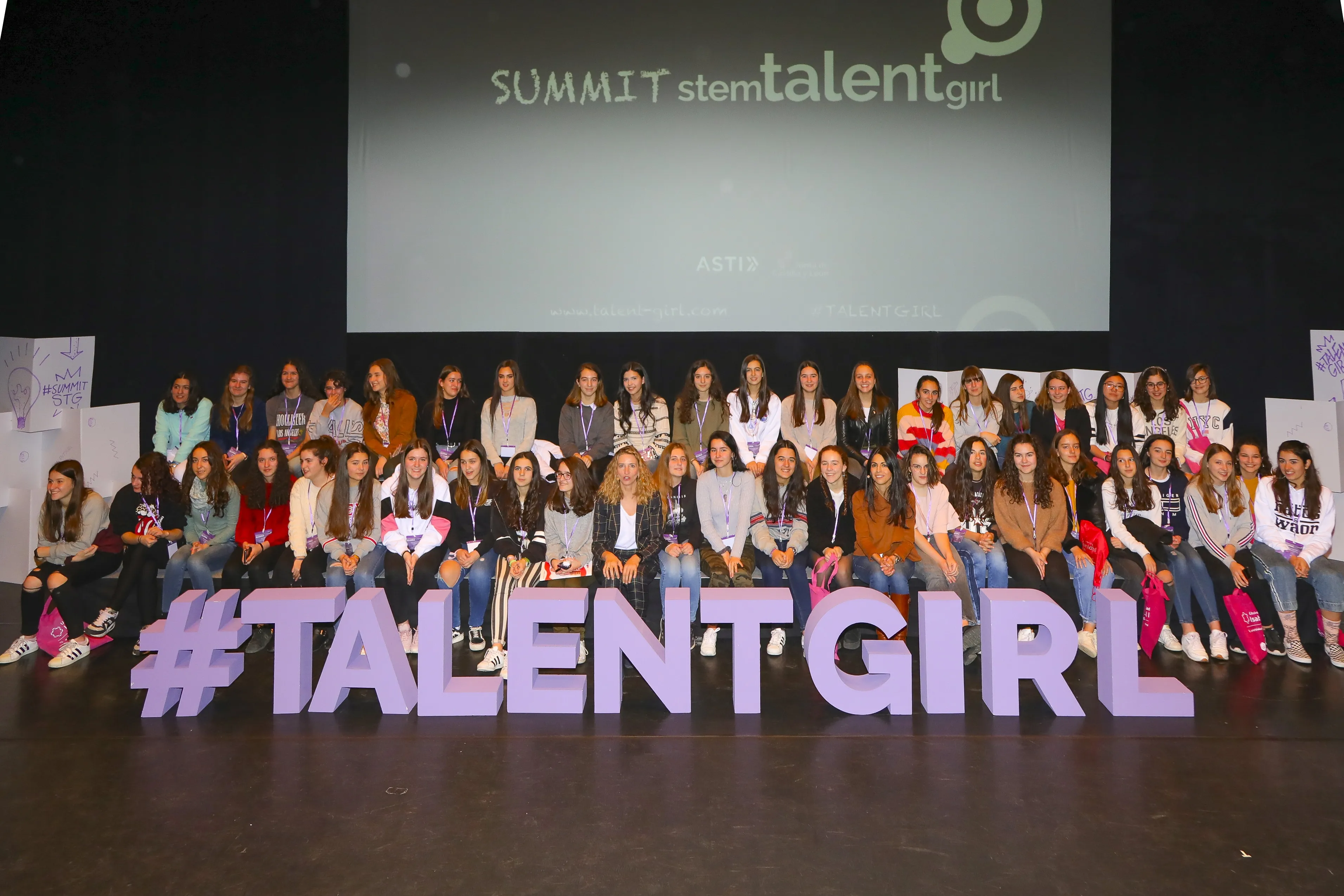 Se trata de un proyecto de mentorización orientado a la promoción de la igualdad entre hombres y mujeres y a la ruptura de los roles de género