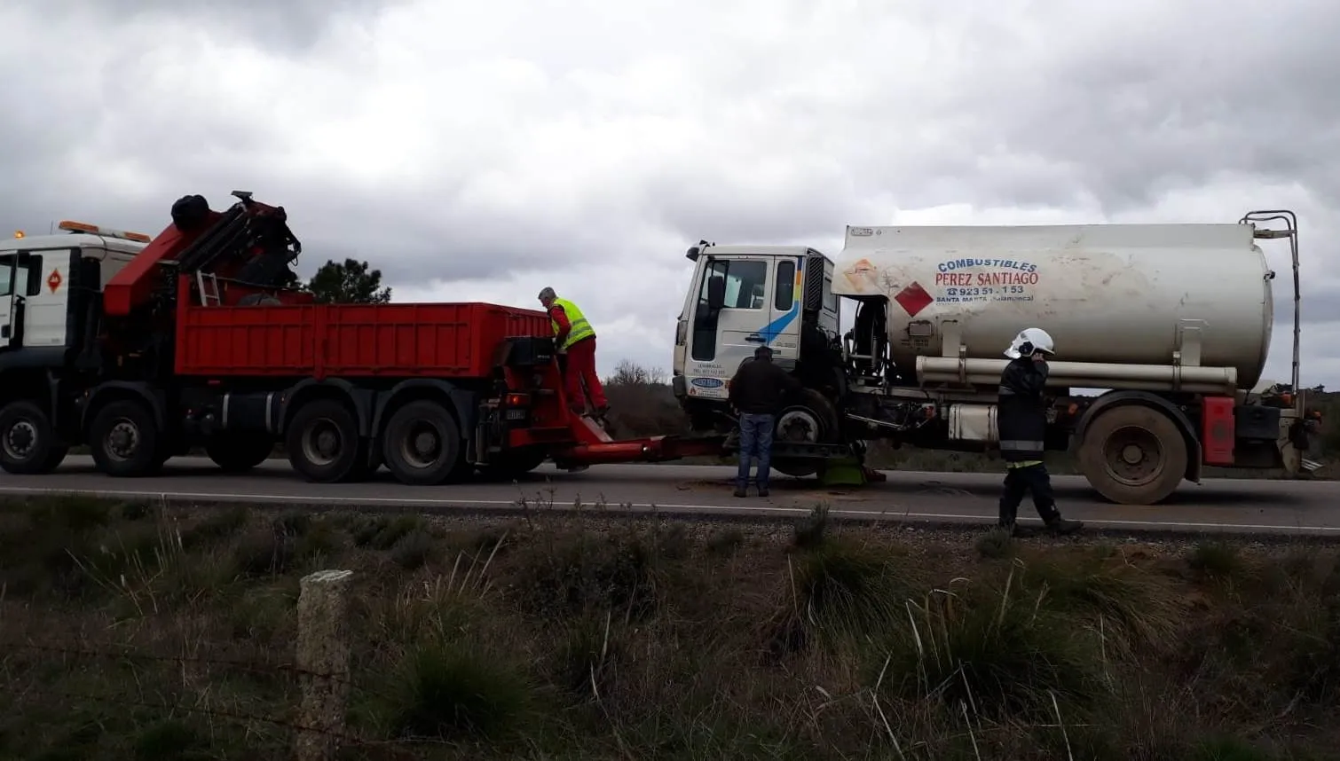 Foto 6 - Peligroso vuelco de un cami&oacute;n cisterna que llevaba gasoil en Aldea del Obispo