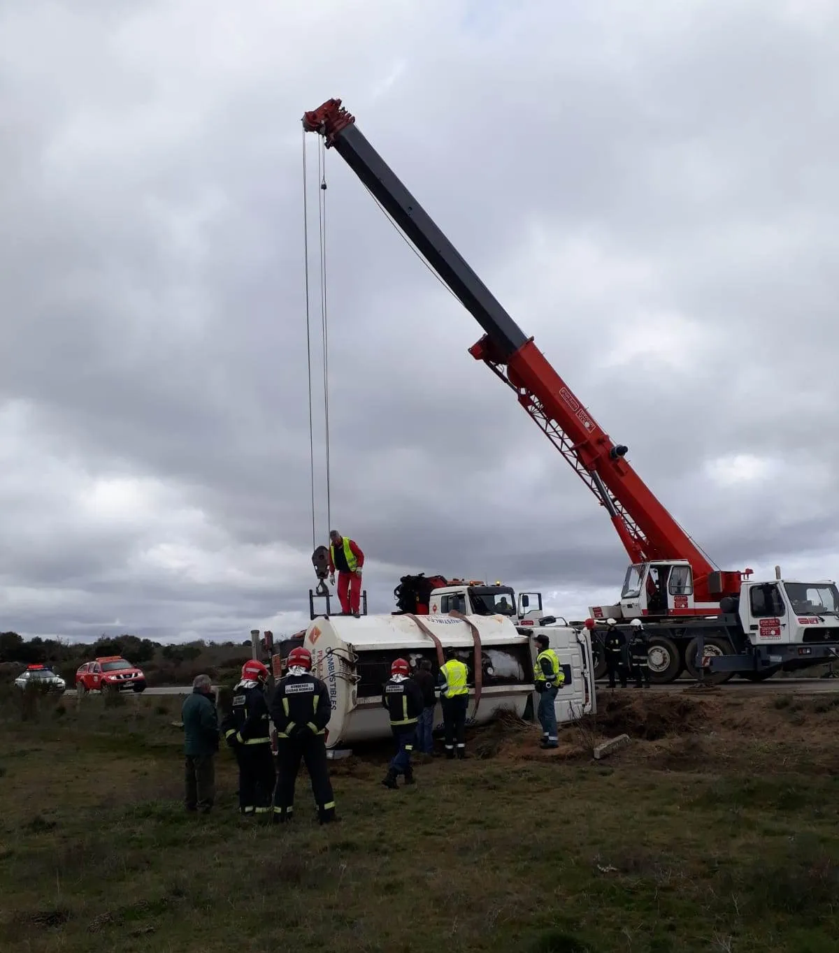 Foto 3 - Peligroso vuelco de un cami&oacute;n cisterna que llevaba gasoil en Aldea del Obispo