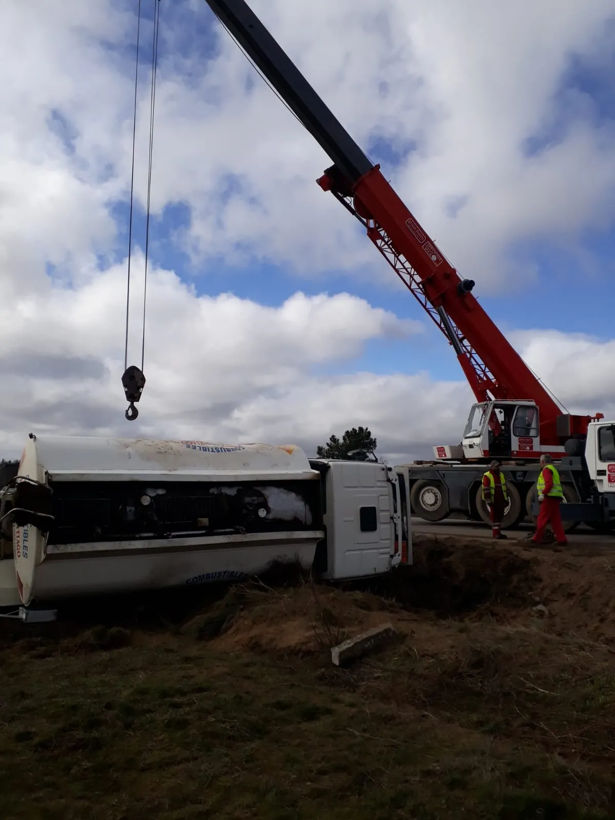 Foto 2 - Peligroso vuelco de un cami&oacute;n cisterna que llevaba gasoil en Aldea del Obispo