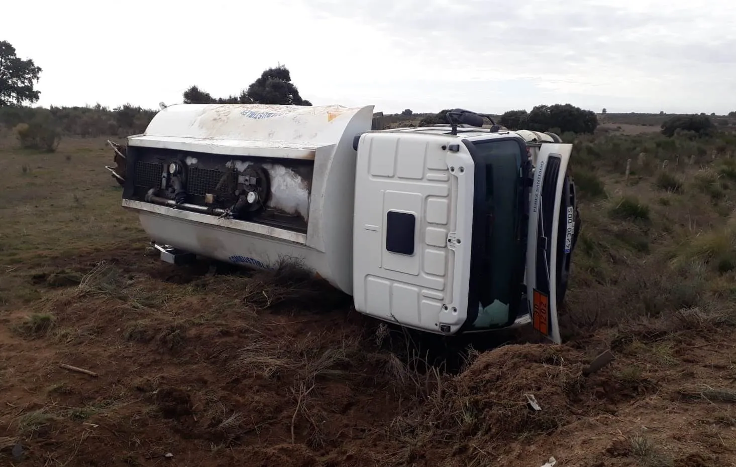 Peligroso vuelco de un camión cisterna que llevaba gasoil en Aldea del Obispo