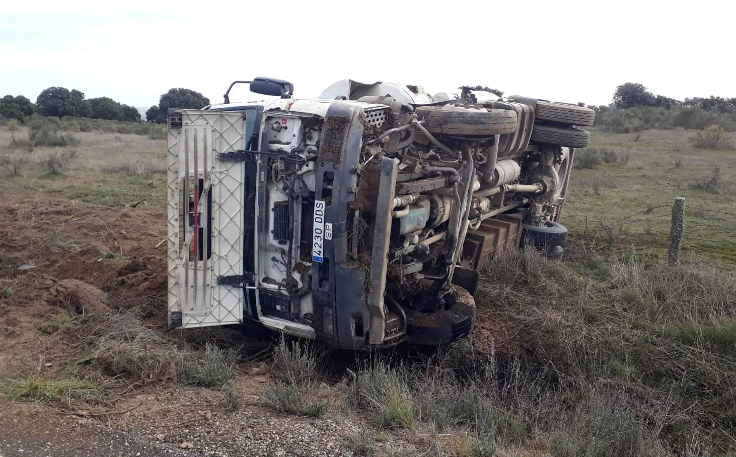 Foto 5 - Peligroso vuelco de un cami&oacute;n cisterna que llevaba gasoil en Aldea del Obispo
