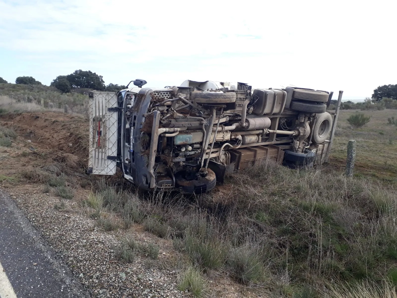 Foto 4 - Peligroso vuelco de un cami&oacute;n cisterna que llevaba gasoil en Aldea del Obispo