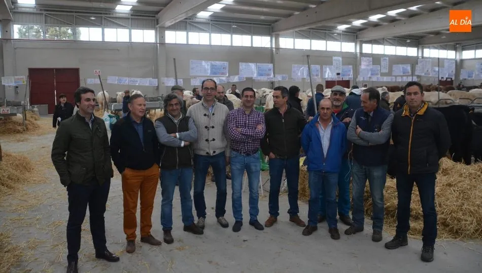 Román Hernández y los ganaderos que participan en la feria, durante la inauguración. Fotos: Lydia González