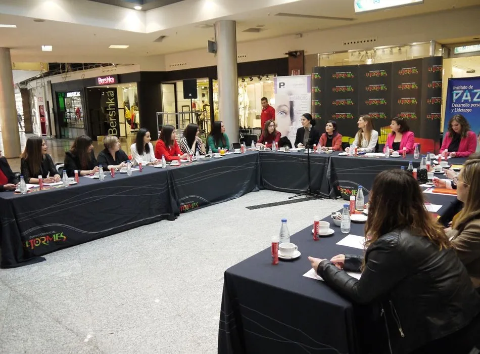 Foto 5 - Una veintena de mujeres expone en el Centro Comercial El Tormes su visi&oacute;n sobre el &eacute;xito  