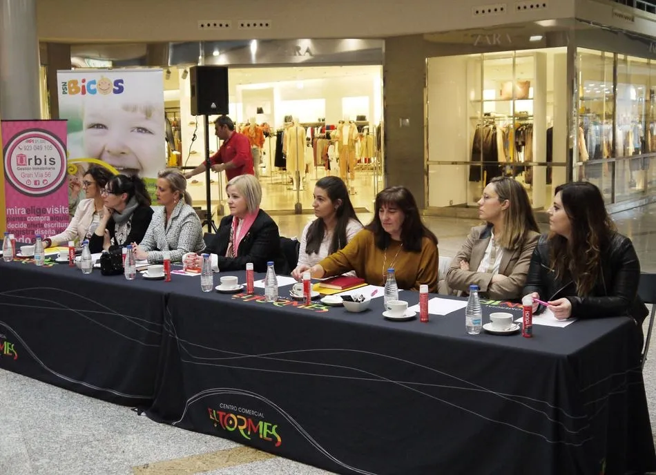 Foto 4 - Una veintena de mujeres expone en el Centro Comercial El Tormes su visi&oacute;n sobre el &eacute;xito  