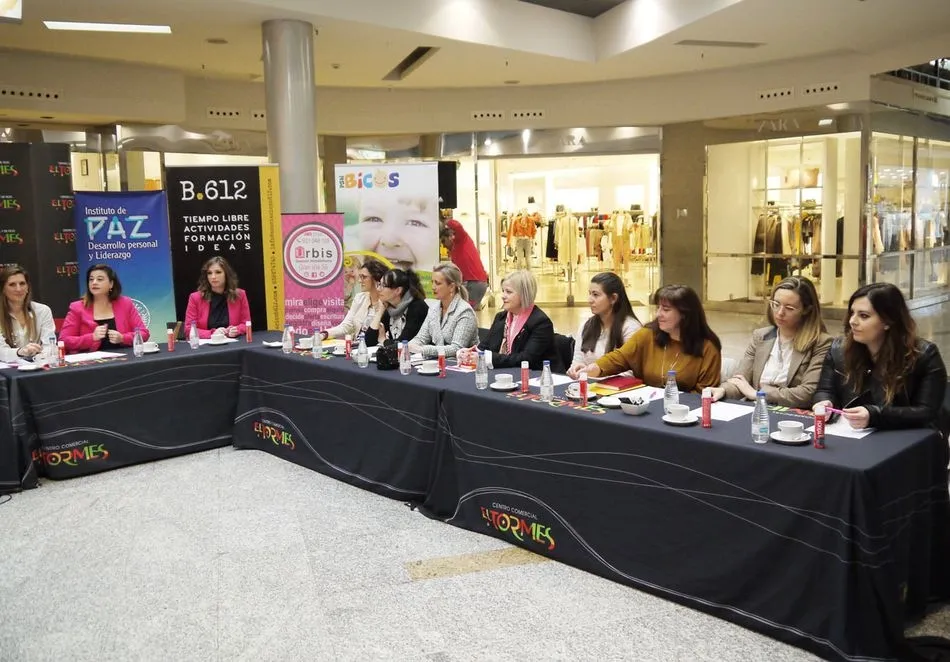 Foto 3 - Una veintena de mujeres expone en el Centro Comercial El Tormes su visi&oacute;n sobre el &eacute;xito  