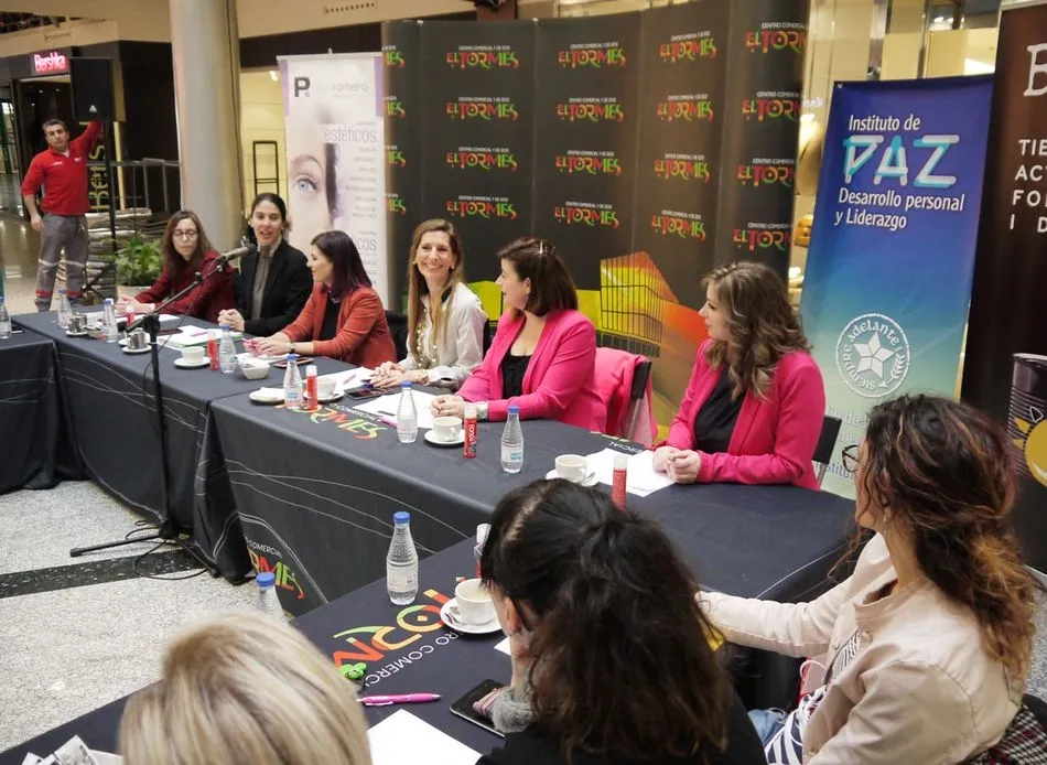 Foto 2 - Una veintena de mujeres expone en el Centro Comercial El Tormes su visi&oacute;n sobre el &eacute;xito  