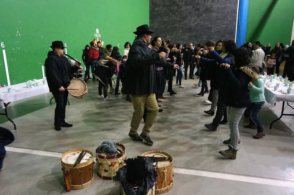 Foto 2 - Villares de la Reina despide el Carnaval con un participativo Entierro de la Sardina  