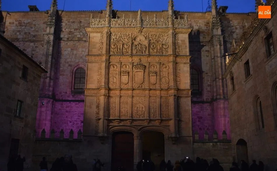 La fachada de la Universidad se ilumina de color morado hasta el próximo domingo. Foto: Lydia González