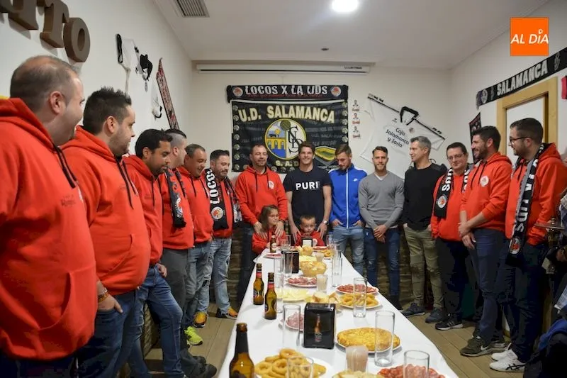 Los asistentes pudieron disfrutar de un ágape / Lydia González